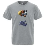 T-Shirt mit Astronaut und Planetenmotiv, ideal für Wissenschafts- und Raumfahrtfans.