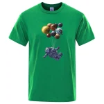 Grünes T-Shirt mit Astronauten-Design, der von Planeten im Weltraum umgeben ist, ideal für Science-Fans und Weltraumliebhaber.