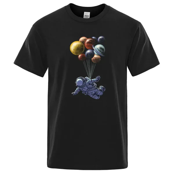 Raumfahrer, der mit einem Ballon aus Planeten im Weltraum schwebt, auf schwarzem T-Shirt. Perfekt für Wissenschafts- und Astronomie-Enthusiasten.