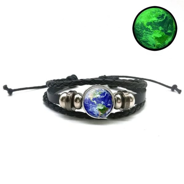 Stilvolles Armband mit Weltkugel-Motiv, kombiniert mit schwarzem Leder und Metallakzenten, ideal für Wissenschafts- und Globusliebhaber.