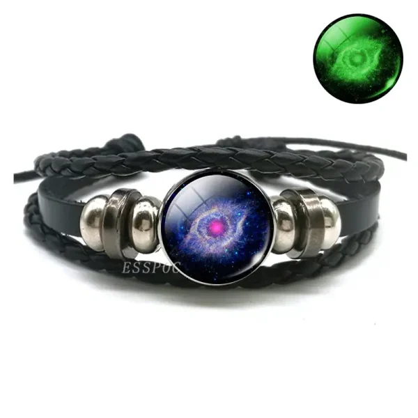 Armband mit Galaxie-Design, kombiniert mit schwarzem Leder und Metallakzenten, inspiriert von Weltraum und Astronomie. Perfekt für Science-Fashion-Liebhaber.