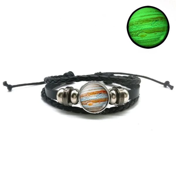 Stilvolles Armband mit Planetenkugel, schwarzes Leder, silberne Akzente, ideal für Wissenschafts- und Astronomie-Enthusiasten.