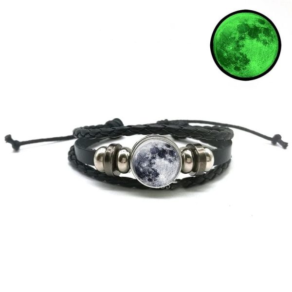 Stilvolles Armband mit Mondphasen-Design, kombiniert mit schwarzem Leder und Metallakzenten, ideal für Wissenschafts- und Astronomie-Enthusiasten.