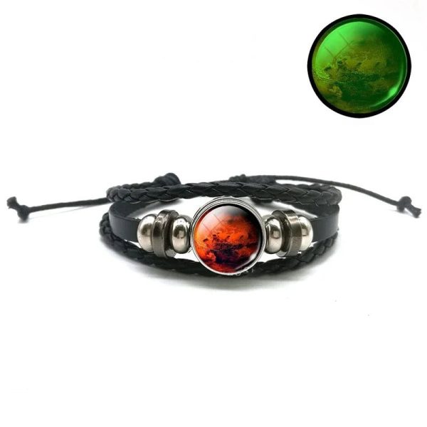 Stilvolles Armband mit einer planetenähnlichen Kugel in Rot, umgeben von Metallakzenten und schwarzem Lederband, ideal für Wissenschafts- und Astronomie-Enthusiasten.