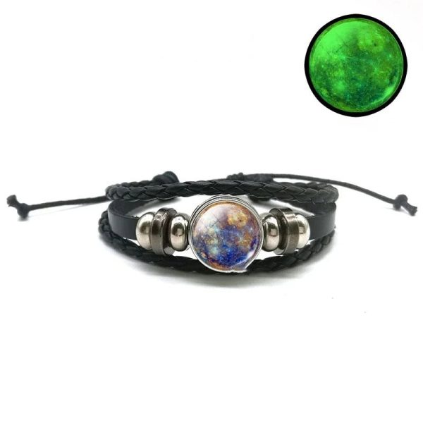Handgefertigtes Armband mit einem leuchtenden, galaktischen Design, kombiniert mit schwarzem Leder und Metallakzenten, inspiriert von der Schönheit des Weltraums.