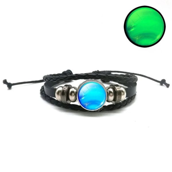 Stilvolles schwarzes Lederarmband mit blauer und silberner Verzierung, modisches Accessoire für den Alltag.