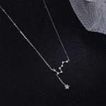 Halskette mit Sternzeichen-Kreuz und Sternanhänger, silberfarben, feine Kette, elegante Schmuckstück.