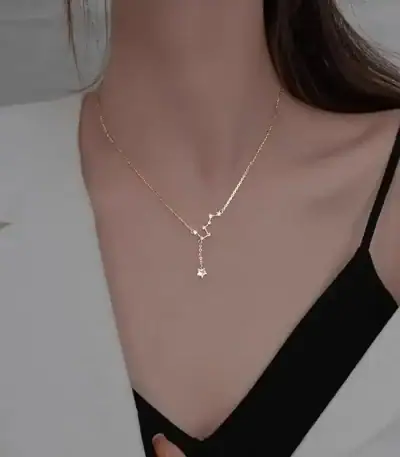 Elegante Halskette mit Sternanhänger, perfekt für stilvolle Damen, aus feinem Gold gefertigt, betont das Dekolleté.