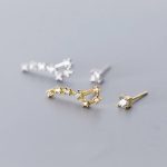 Elegante sternenförmige Ohrringe aus Gold und Silber mit funkelnden Steinen, ideal für Schmuckliebhaber und besondere Anlässe.