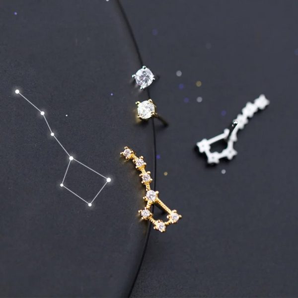 Hochwertiges Schmuck-Set mit Sternbild-Motiv und funkelnden Steinen.