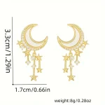 Elegante goldene Ohrringe in Mond- und Sternform mit hängenden Sternen, ideal für Schmuckliebhaber und besondere Anlässe.