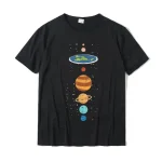 Schwarzes T-Shirt mit buntem Sonnensystem-Design, das Planeten und Erde zeigt, ideal für Wissenschafts- und Astronomie-Enthusiasten.