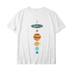 Weißes T-Shirt mit stilisiertem Sonnensystem-Design, das Planeten und Sterne zeigt, ideal für Wissenschafts- und Astronomie-Enthusiasten.