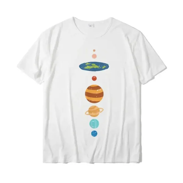 Weißes T-Shirt mit stilisiertem Sonnensystem-Design, das Planeten und Sterne zeigt, ideal für Wissenschafts- und Astronomie-Enthusiasten.
