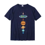 Dunkelblaues T-Shirt mit buntem Sonnensystem-Design, das Planeten und Sterne zeigt, ideal für Wissenschafts- und Astronomie-Enthusiasten.