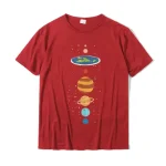 Rotes T-Shirt mit bunten Planeten und Sternen, inspiriert von unserem Sonnensystem, ideal für Wissenschafts- und Astronomie-Enthusiasten.