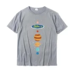 T-Shirt mit Weltraum-Design, zeigt Planeten und Sterne, ideal für Wissenschafts- und Astronomie-Fans.