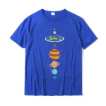 Bunt bedrucktes T-Shirt mit einem Design der Planeten unseres Sonnensystems, ideal für Wissenschafts- und Astronomie-Enthusiasten.