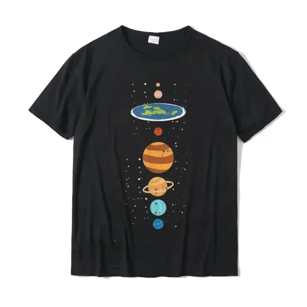 Schwarzes T-Shirt mit buntem Sonnensystem-Design, das Planeten und Erde zeigt, ideal für Wissenschafts- und Astronomie-Enthusiasten.