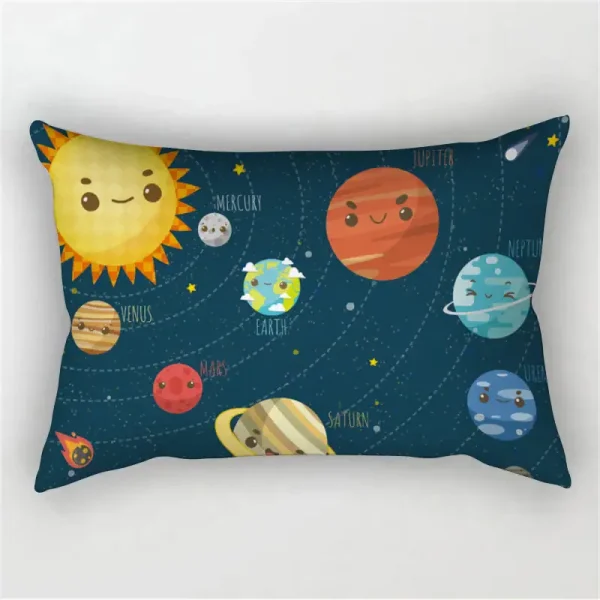 Kissen mit buntem Sonnensystem-Design, zeigt die Planeten Merkur, Venus, Erde, Mars, Jupiter, Saturn, Uranus und Neptun vor einem dunklen Hintergrund.