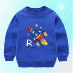 Bunter Kinderpullover mit Raketen-Design, ideal für kleine Astronauten, in leuchtendem Blau mit Raketen- und Sternmotiven. Perfekt für Science-Fans und kreative Kinderkleidung.