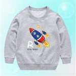 Kinderpullover mit Raketen-Design, perfekt für kleine Astronauten und Wissenschaftsbegeisterte.