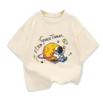 Kinder T-Shirt mit Weltraum-Motiv, Astronaut, Rakete und Planeten, ideal für kleine Weltraumfans.