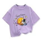 Lustiges Kinder-T-Shirt mit Astronaut und Mond im Weltraum-Design, ideal für kleine Weltraumfans, in lila Farbe.