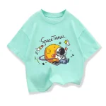 Lustiges Raumfahrt-T-Shirt mit Astronaut und Planeten-Design, ideal für Science-Fans und Kinder, bequem und stylisch.