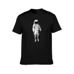 Schwarzes T-Shirt mit Astronauten-Design, ideal für Wissenschafts- und Raumfahrtfans.