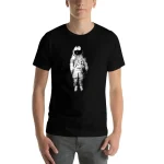 Schwarzes T-Shirt mit Astronauten-Design, ideal für Science-Fiction- und Weltraumfans. Hochwertiger Druck eines Astronauten in Raumanzug auf schwarzem Stoff.