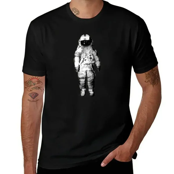 Schwarzes T-Shirt mit Astronauten-Design, ideal für Science-Fans und Weltraumliebhaber. Perfekt für casual Outfits und wissenschaftliche Veranstaltungen.