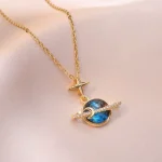 Elegante Halskette mit Stern- und Planetenanhänger, goldfarbenes Design mit funkelnden Details, ideal für Science- und Astronomie-Liebhaber.