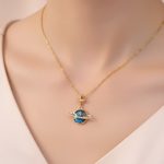 Goldene Halskette mit Planet- und Sternanhänger, elegantes Schmuckstück für Wissenschafts- und Astronomie-Liebhaber. Perfekt für stilvolle Outfits und als Geschenk.