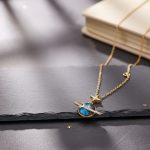 Elegante Halskette mit Stern- und Planetenanhänger, ideal für Science-Fans und Astronomie-Liebhaber, auf dunklem Hintergrund mit Notizbuch.