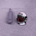 Schlüsselanhänger mit Raumfahrer-Design, detailreiche Illustration eines Astronautenhelms mit sowjetischer Flagge, ideal für Science-Fans und Sammler.