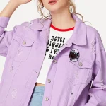 Lila Jeansjacke mit Aufnäher, modisch und lässig, perfekt für den Alltag.