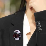 Hochwertiger Raumfahrt-Pin mit rotem Astronautenhelm, ideal für Weltraum- und Wissenschaftsbegeisterte. Perfekt als Sammlerstück oder Dekoration für Wissenschaftsliebhaber.