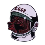 Illustration eines Raumfahrt-Helm mit rotem Drachenkopf und sowjetischer Flagge, symbolisiert Wissenschaft und Geschichte der Raumfahrt.