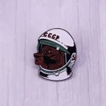 Abzeichen eines Raumfahrers mit einem roten Wolf im Helm, das die sowjetische Raumfahrt symbolisiert.