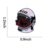 Raumfahrt-Design mit Bärenkopf, inspiriert von sowjetischer Raumfahrt, auf einem weißen Helm mit "CCCP" Schriftzug. Perfekt für Wissenschafts- und Dekorationsliebhaber.