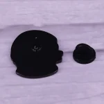 Hochwertiger Kopfhörer-Entwurf aus Metall und Kunststoff, der auf einem weißen Holzuntergrund liegt. Das Bild zeigt die Details des Kopfhörer-Designs, ideal für Science- und Gadget-Enthusiasten.