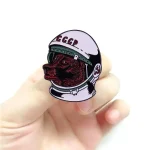 Detaillierter Button mit Wolf im Raumfahrerhelm, kombiniert mit sowjetischer Symbolik, ideal für Science-Fiction- und Weltraumfans.