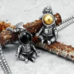 Zwei Astronauten-Anhänger aus Metall mit farbigen Kugelköpfen, ideal für Schmuck und Science-Gadgets.