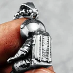 Detaillierter Raumfahrer-Anhänger aus Metall mit Helm, Raumanzug und Rucksack, ideal für Science-Fiction- und Weltraumliebhaber.