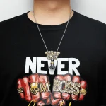 Schlüsselanhänger mit Totenkopf-Design und "BOSS" Schriftzug, an einer Silberkette getragen, stilvoll und auffällig.