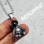 Hochwertiger Astronauten-Anhänger mit schwarzem Kristallkopf, an einer silbernen Kette. Perfekt für Science-Fiction- und Weltraumliebhaber, als originelles Schmuckstück oder Geschenk.