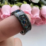 Eleganter schwarzer Resinring mit funkelnden Glitzerelementen, perfekt für Schmuckliebhaber und moderne Accessoires.