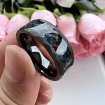 Schwarzer Ring mit Galaxie-Motiv, funkelnde Sternen- und Weltraummuster, ideal als wissenschaftliches Schmuckstück oder Dekoration.