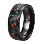 Schwarzer Ring mit buntem Galaxie-Design, das an einen Sternenhimmel mit Sternen und Nebeln erinnert, ideal für Science-Fans und Dekoration.